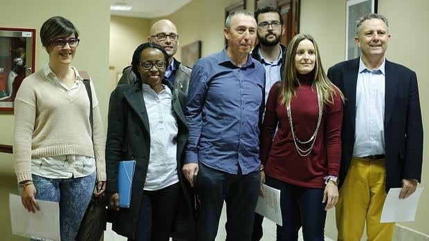 Los diputados de la coalición Compromís-Podemos recogen su acta