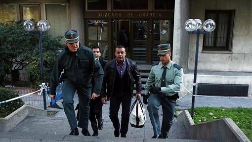 Miguel Ángel Flores, uno de los quince acusados, tras salir del jugado