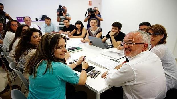 Imagen de Peremarch (la primera por la izquierda) junto a los diputados de Podemos