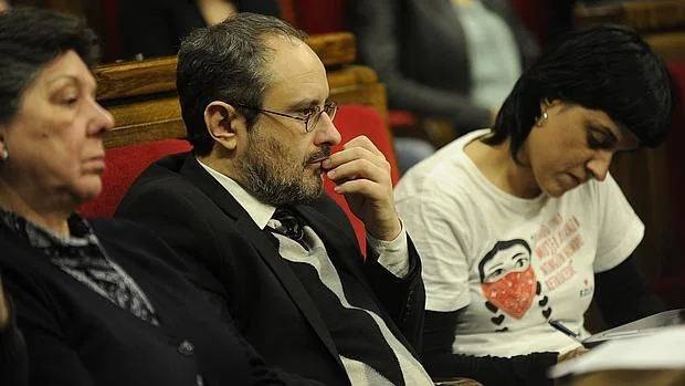 Antonio Baños, durante la sesión de investidura de Carles Puigdemont en el Parlament