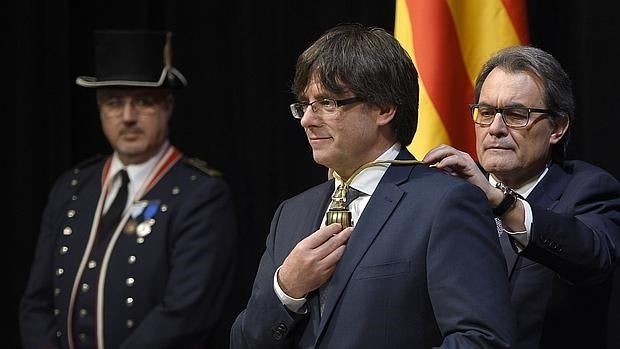 La fórmula de la promesa de Puigdemont desata las dudas sobre su legalidad