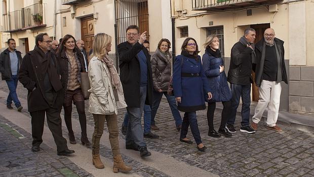 Imagen de Puig y sus consellers en el paseo por Morella