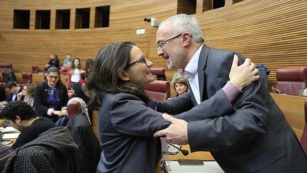 Oltra saluda a Montiel, este miércoles, en las Cortes Valencianas