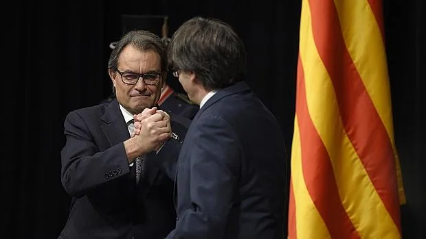Artur Mas saluda a su sucesor al frente de la Generalitat, Carles Puigdemont