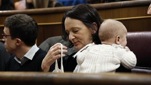 La diputada de Podemos Carolina Bescansa, con su bebé