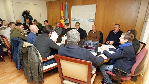 La conselleira de Mar, Rosa Quintana (d), durante la reunión con representantes de las agrupaciones de la flota