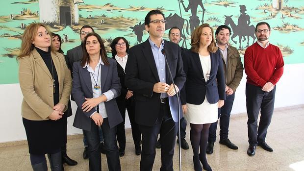 El presidente de la Diputación con su equipo de gobierno en la institución provincial