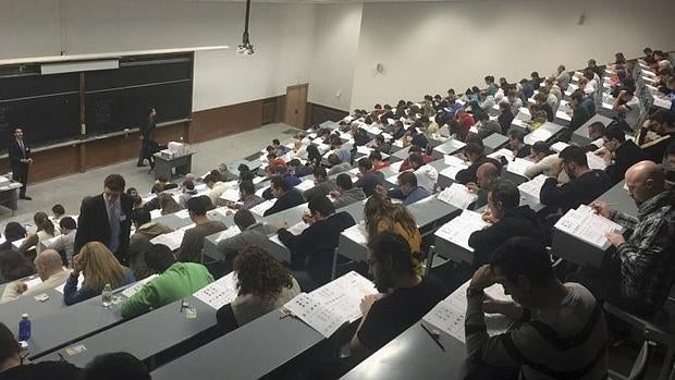 Los opositores a las plazas de maquinista, durante el examen