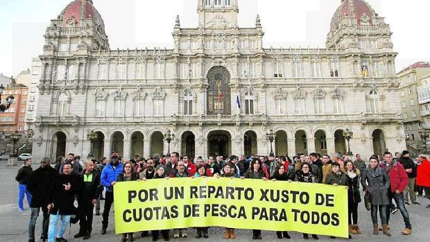 Los representantes del cerco, en las puertas del Ayuntamiento de La Coruña