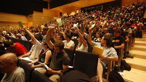 Votación en la asamblea de la CUP en la Universidad de Castellón