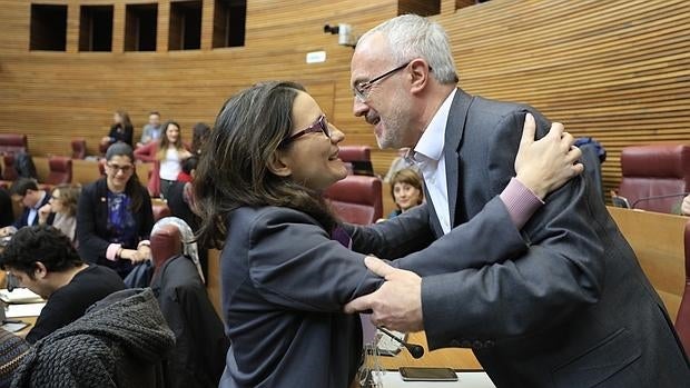 Mónica Oltra y Antonio Montiel, ayer en el hemiciclo de las Cortes valencianas