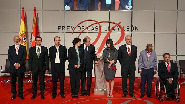 Foto de familia con los galardonados en la última edición de los Premios Castillla y León