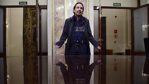 Pablo Iglesias llama a Puigdemont para trasladarle su apoyo a un «referéndum legal» en Cataluña