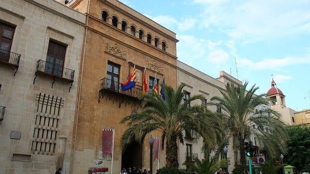 Fachada exterior del Ayuntamiento de Elche