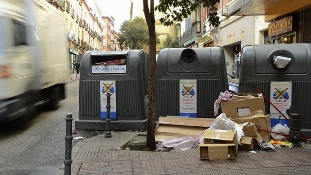 Las conductas prohibidas (y sancionadas) para no ensuciar las calles de Madrid