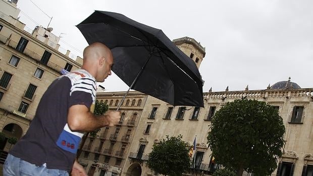 La lluvia riega Alicante tras 70 días de sequía