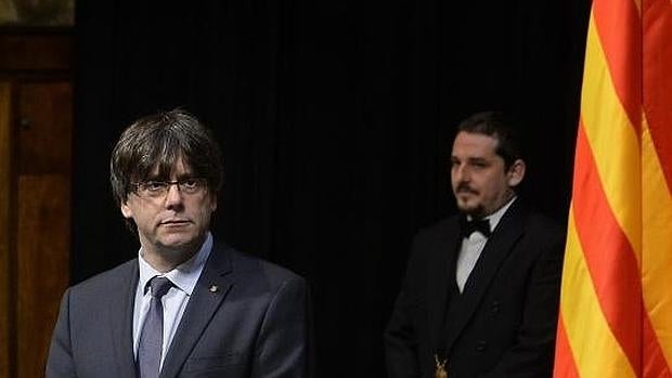 Sánchez traslada a Carles Puigdemont su voluntad para cambiar la Constitución