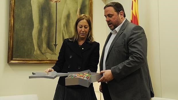 Neus Munté junto a Oriol Junqueras tras el traspaso de carteras