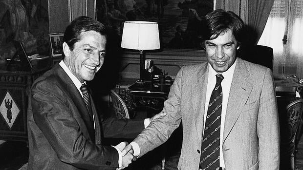 Adolfo Suárez junto a Felipe González