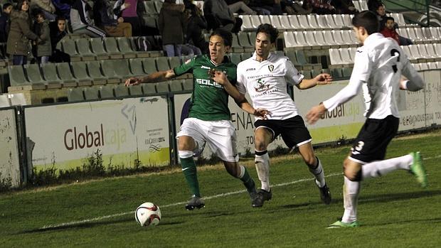 Carlos Expósito, defensa lateral del Toledo, ante dos rivales