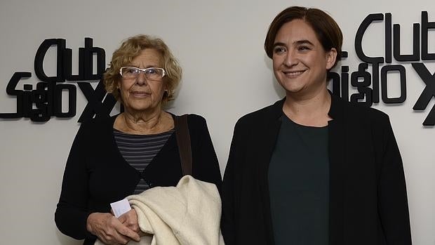 La alcaldesa de Madrid, Manuela Carmena, y la de Barcelona, Ada Colau, en el Club Siglo XXI