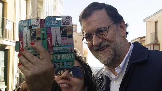 Rajoy se hace un «selfie» con una ciudadana durante su visita de este sábado a Zamora