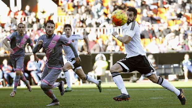 Negredo pugna por un balón con Tito