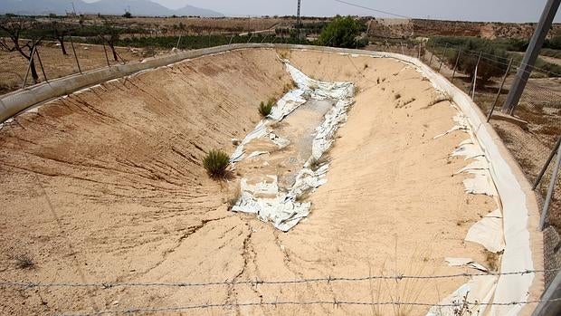 Balsa de riego en una zona dependiente de los trasvases del Tajo al Segura