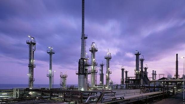 Vista nocturna de la refinería «Tenerife», en Santa Cruz