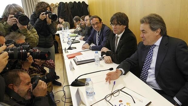 El presidente de la Generalitat, Carles Puigdemont (c) junto al expresidente de la Generalitat y presidente de CDC, Artur Mas (d) y el coordinador general, Josep Rull (i) durante la reunión de la ejecutiva de Convergència Democràtica de Cataluña (CDC)