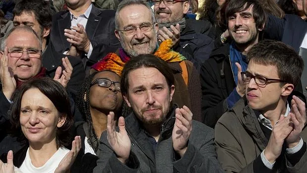 Pablo Iglesias, en el centro, junto a Iñigo Errejon, a la derecha, y Carolina Bescansa, a la izquierda, el pasado día 13 a las puertas del Congreso de los Diputados