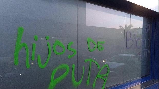 Imagen de las pintadas en la nueva sede del PP en Pontevedra