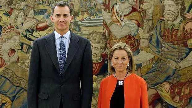 El Rey Felipe VI con la diputada tinerfeña Ana Oramas (CC), esta tarde