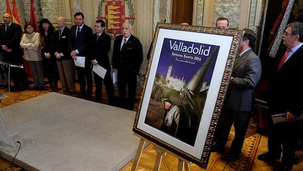 El alcalde de Valladolid, Óscar Puente, presentó ayer el cartel de la Semana Santa