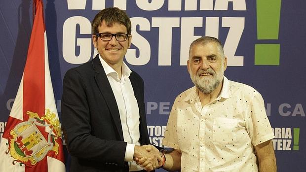 El alcalde del PNV, Gorka Urtaran, con el socialista Peio López de Munain