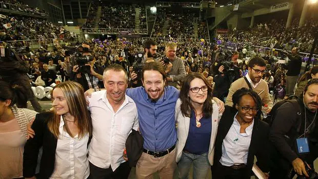 Imagen de Iglesias y Oltra con los candidatos valencianos de Compromís y Podemos en un un mitin en Alicante