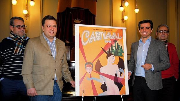 El alcalde de Albacete y el concejal de Cultura junto al cartel ganador del Carnaval