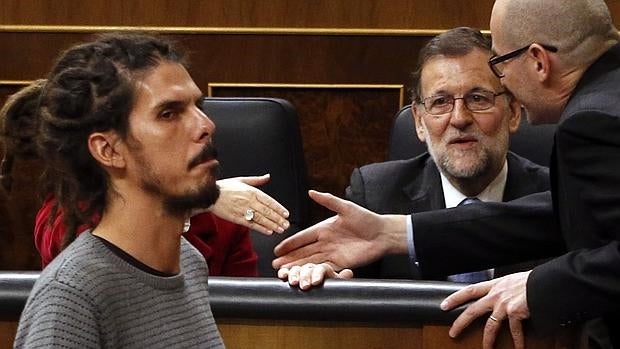 Alberto Rodríguez, diputado de Podemos, pasa por delante de Mariano Rajoy