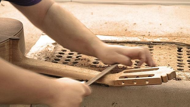 Entre uno y tres meses invierten los trabajadores en fabricar una guitarra, un proceso que tiene mucho de artesanal