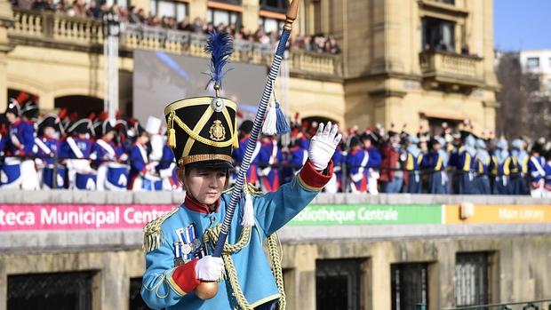 Un pequeño participante en la tamborrada infantil