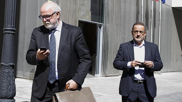 Carlos Esco y Agapito Iglesias a su salida del juicio por el «caso Plaza»