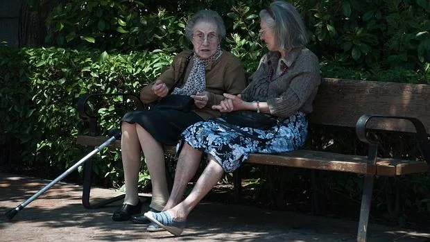 Dos ancianas, en un parque madrileño, en una imagen de archivo