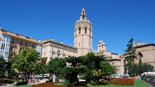 El Miguelete corona el cielo en la plaza de la Reina de Valencia