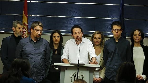 Pablo Iglesias y su equipo tras el encuentro mantenido con el Rey Felipe VI