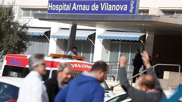 Puerta de acceso al hospital Arnau de Vilanova, en Valencia
