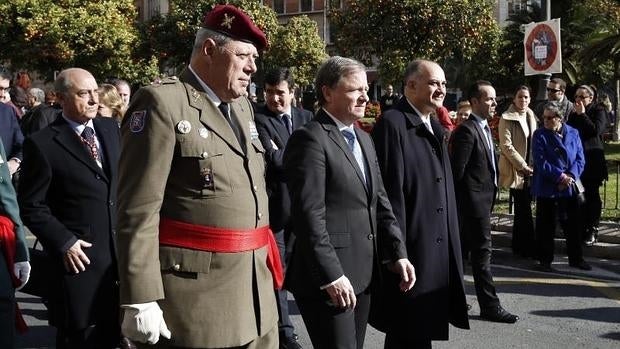 Joan Calabuig, junto al delegado del Gobierno, Juan Carlos Moragues, en la procesión