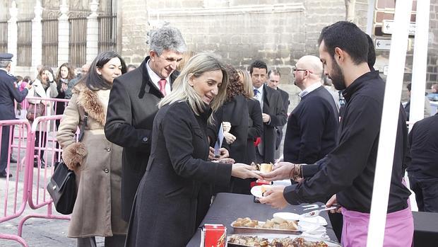 Más de 500 personas han disfrutado de este apertivo en la plaza del Ayuntamiento