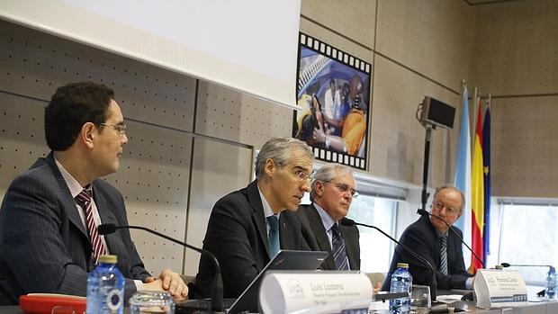 Lozano (PSA), Conde, Santos (CTAG) y Martínez (Ceaga), ayer durante la celebración de las jornadas en Vigo