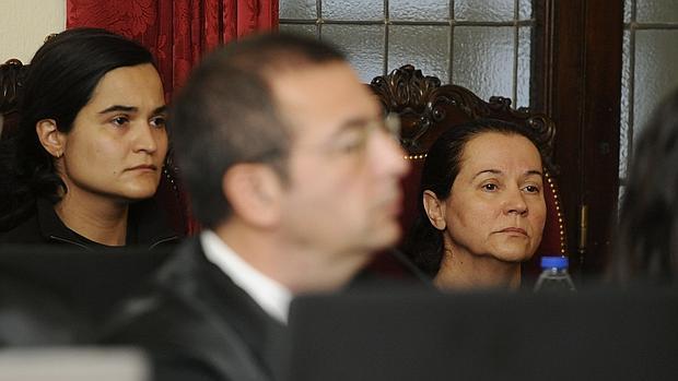 Triana Martínez y Montserrat González, en la sala donde están siendo juzgadas por el asesinato de Isabel Carrasco