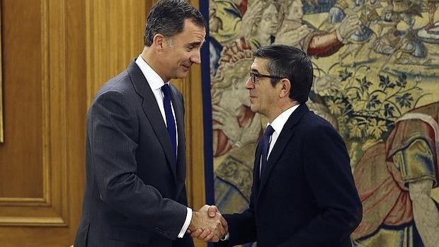 Don Felipe junto a Patxi López en el Palacio de la Zarzuela